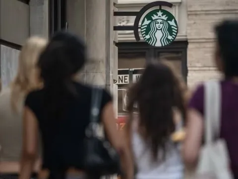 Từng có thời kỳ 2 cửa hàng nằm đối diện nhau trên một con phố, Starbucks nay phải đóng hàng trăm địa điểm: Khó khăn bủa vây ông lớn ngành cà phê