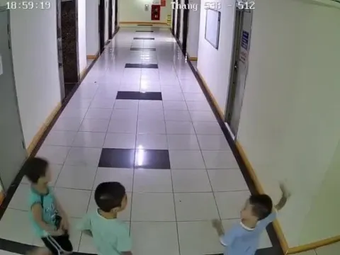 Cháu bé ở Hà Nội ném dép trúng van nước chung cư khiến 4 thang máy lênh láng, hư hỏng: Ai phải chịu trách nhiệm?