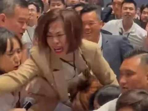 Vụ môi giới trèo cả lên bàn giật phiếu mua căn hộ ở TP HCM, chủ đầu tư nói "Chỉ là một khoảnh khắc ngắn"