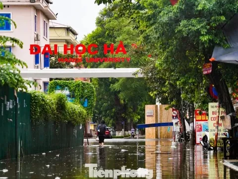 Hà Nội mưa xối xả, nhiều tuyến phố thành 'biển nước'