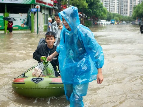 Cảnh đi thuyền, kéo xe tự chế tại khu đô thị triệu USD nhưng hễ mưa là ngập ở Hà Nội