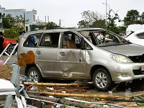 Ô tô bị thổi bay, sập mố cầu ở Thanh Hóa trong bão số 10