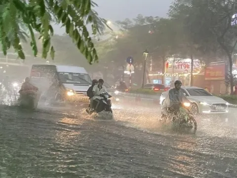 Cảnh báo khẩn: Hà Nội mưa dông nhiều nơi, có thể xảy ra mưa đá, lốc, sét ở nội thành