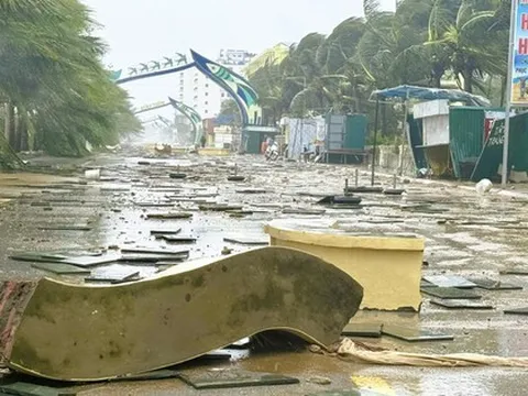 Cận cảnh bãi biển nổi tiếng ở Thanh Hóa tơi tả sau bão số 10 Bualoi