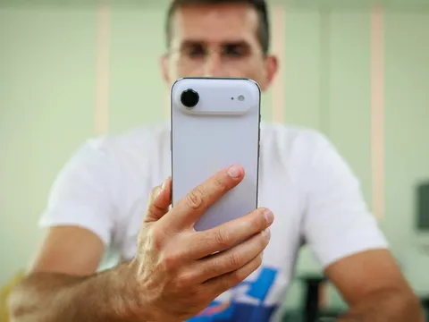 Đánh giá thật lòng về iPhone Air giá 30 triệu: Đẹp đấy, chất đấy, nhưng "bà để bà ngửi chứ bà đừng mua"