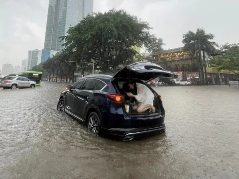 Hà Nội ngập, ùn tắc kéo dài giờ tan tầm: Người dân chui vào cốp xe chờ nước rút