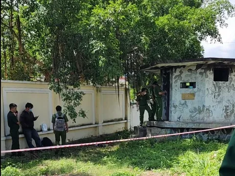 Phát hiện thi thể phân hủy trong lô cốt