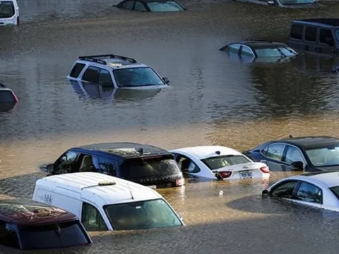 Ô tô ngập nước vì bão Bualoi: Khi nào bảo hiểm đền bù, khi nào không?