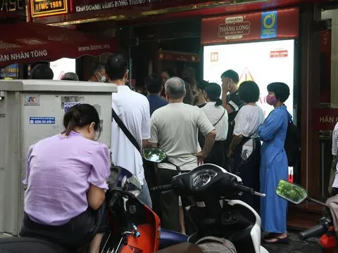 Xếp hàng từ sáng sớm chờ mua vàng giá 138 triệu đồng/lượng: Chuyên gia cảnh báo