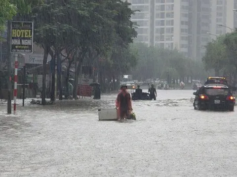 Mưa lớn kéo dài, hàng loạt khu nhà giàu ở Hà Nội lại biến thành "làng chài"