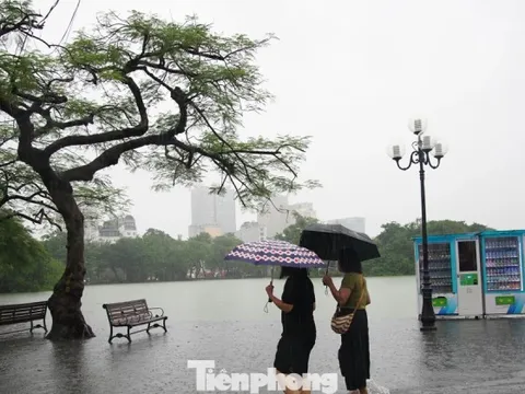 Nước hồ Gươm tràn bờ, nhiều tuyến phố cổ ngập sâu