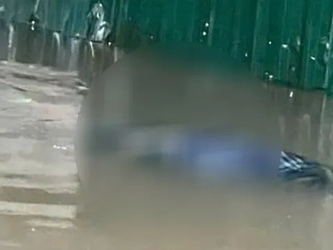 Phát hiện người đàn ông tử vong tại tuyến phố ngập nước ở Hà Nội