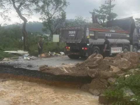 Vỡ bờ sông Vinh, nước ào ạt tràn vào khu đô thị