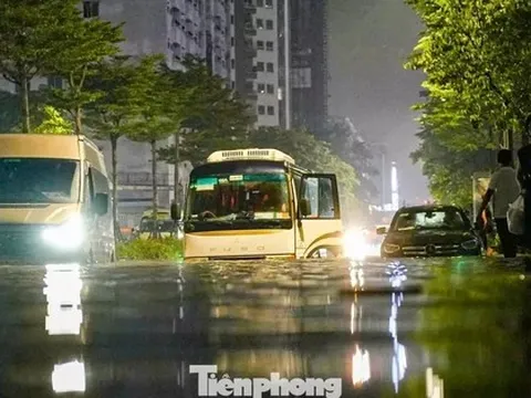 La liệt ôtô ngập nước trên đường phố Hà Nội, cứu hộ khẩn cấp xuyên đêm