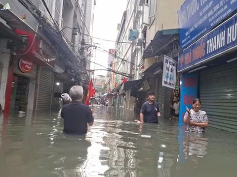 VIDEO: Sáng nay nhiều điểm tại Hà Nội vẫn ngập nặng, người dân lội nước đến thắt lưng
