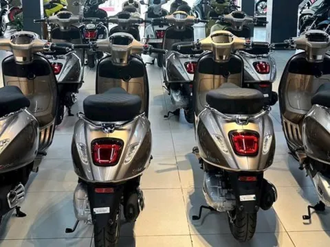 Vừa về đại lý lô xe tay ga Ý màu độc lạ giá ưu đãi, ngập công nghệ: Chìa thông minh mở cốp từ xa như ô tô