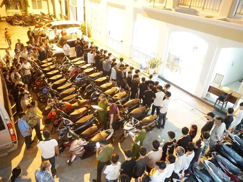 Bắt tạm giam 34 đối tượng còn rất trẻ tuổi: Nhiều người bật khóc nức nở khi nghe đọc lệnh