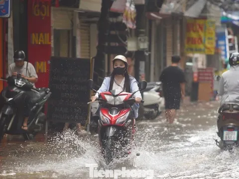 Mưa không kỷ lục như 2008, Hà Nội vì sao vẫn chìm trong nước?