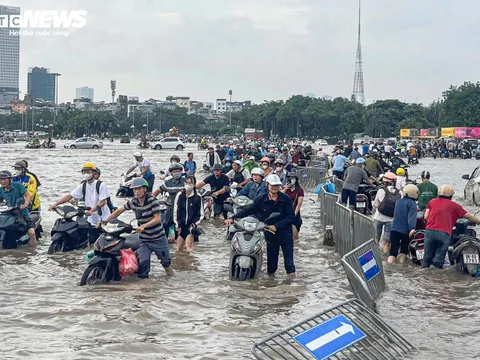 Hà Nội lại mưa to, lượng mưa so với trận lụt lịch sử 2008 thế nào mà nhiều nơi chìm trong biển nước?