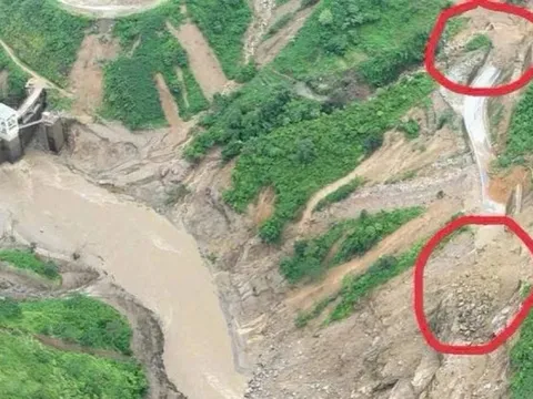 Một ô tô bán tải chở ba người nghi bị vùi lấp trong vụ sạt lở ở Lào Cai