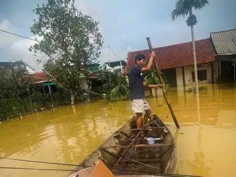 Hơn 2.000 hộ dân Hà Tĩnh bị cô lập trong lũ suốt 3 ngày