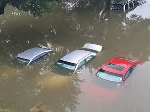 Xe bị ngập lụt do thiên tai, các loại bảo hiểm có trách nhiệm đền bù không?