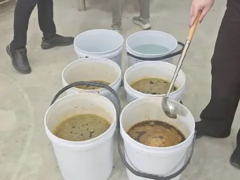 Đột kích 5 căn nhà, công an tóm gọn đường dây sản xuất siro ho giả quy mô 16 tỷ đồng, tịch thu hơn 170.000 sản phẩm không giấy phép