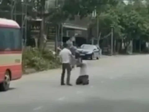VIDEO: Tài xế xe buýt quỳ lạy giữa đường van xin vẫn bị đánh liên tiếp vào người