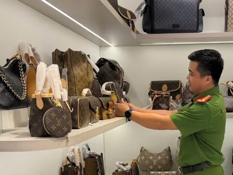 Đột kích loạt cửa hàng quanh chợ Hàn - Đà Nẵng: Công an phanh phui chiêu trò "treo đầu dê, bán thịt chó", thu giữ hơn 1.000 sản phẩm hàng hiệu giả