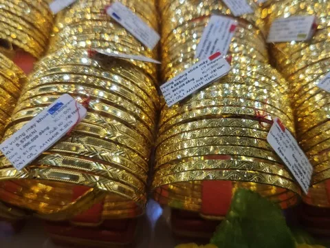 Sáng 2-10, cửa hàng vàng nhỏ niêm yết giá vàng miếng SJC rất cao