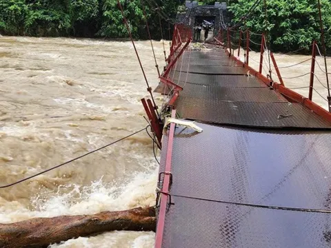 Căn nhà hai tầng đổ sập trong tích tắc vì lũ dữ ở Tuyên Quang: Hoàn cảnh đáng thương của gia đình