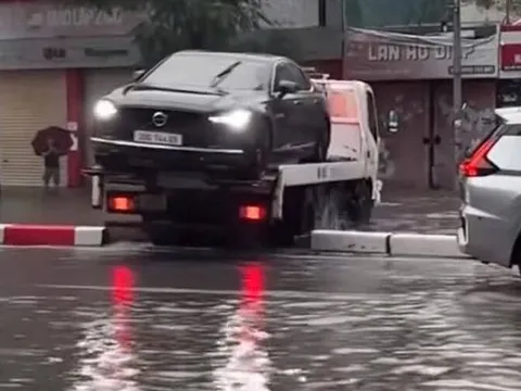 Người dân phát hiện lái xe cứu hộ trèo qua dải phân cách cứng, lập tức báo cho Cục CSGT