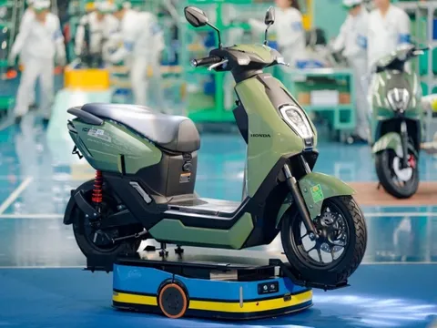 Xe máy điện tiện hơn xe xăng nhờ đổi pin: Có xe lội nước sâu 1 mét vẫn chạy tốt