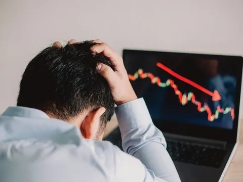 Khối ngoại mạnh tay bán ròng 1.300 tỷ đồng phiên cuối tuần, đâu là tâm điểm "xả hàng"?
