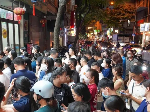 Hà Nội: Đông nghịt người xếp hàng mua bánh Trung thu