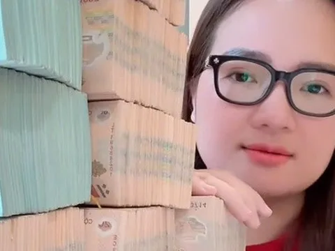 CLIP: Những màn khoe của "gây choáng" của Hoàng Hường