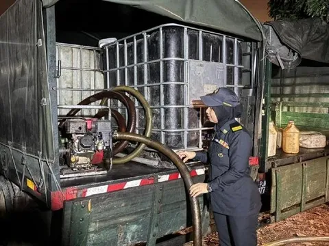 Đột kích một bến tàu lúc 3 giờ sáng, công an triệt phá đường dây buôn lậu dầu diesel trị giá hơn 10 tỷ đồng, tịch thu 47.000 lít nhiên liệu không giấy phép