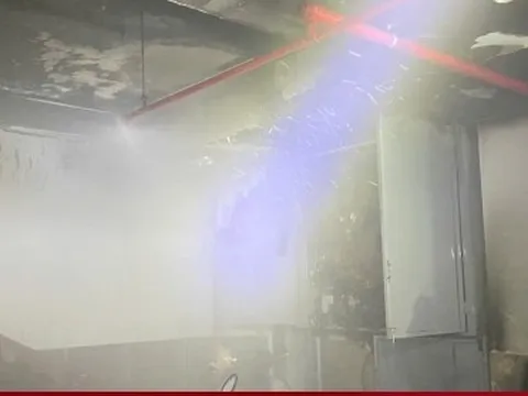 Cháy chung cư mini 8 tầng trong đêm, nhiều người lao lên tầng thượng thoát thân