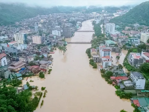Bão Matmo di chuyển rất nhanh, đổ bộ khoảng cấp 10