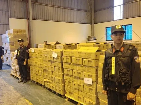 Hình ảnh Công an khám xét kho chứa bình chữa cháy giả của công ty TNHH PCCC Tomoken