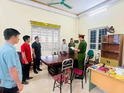 Thi hành lệnh khám xét nơi ở của nữ kế toán Phạm Thị Thủy