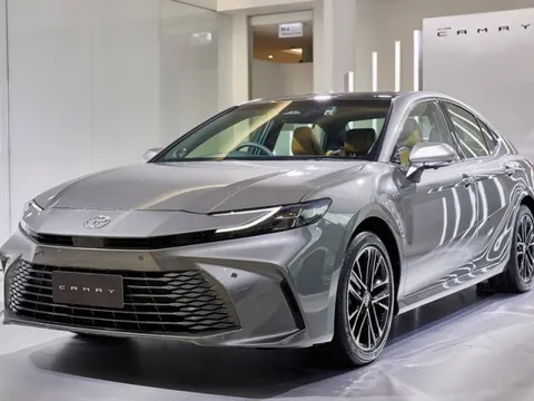 Toyota Camry giảm giá trăm triệu
