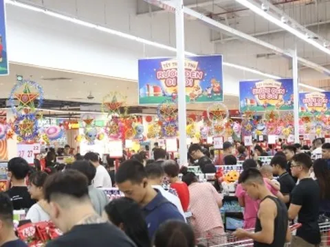 Người Hà Nội tấp nập mua thực phẩm trước khi bão Matmo đổ bộ