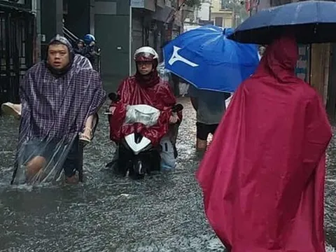 "Hà Nội mưa to gây ngập lụt, học sinh phải đi học", ngành Khí tượng thủy văn nói gì?