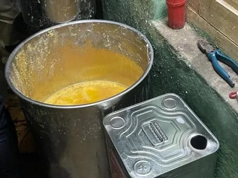 Đột kích 3 kho hàng, công an triệt phá đường dây sản xuất bơ giả từ hóa chất, tịch thu gần 10 tấn sản phẩm kém chất lượng