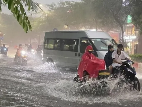 Nóng: Hà Nội xảy ra mưa dông ở nhiều nơi, cảnh báo ngập ở hàng loạt tuyến phố