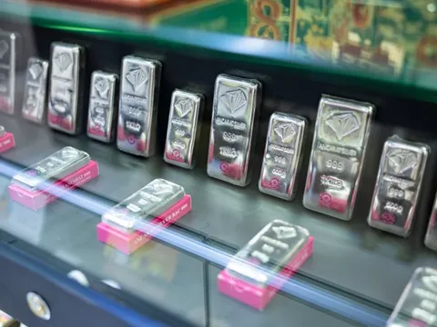 Giá bạc tiếp tục neo ở mức cao