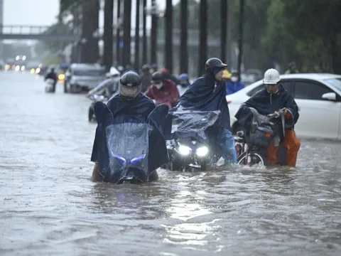 Hà Nội sáng 7/10: Hà Nội lại ngập kinh hoàng sau trận mưa dữ dội suốt đêm, người dân bàng hoàng