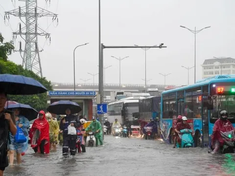Mưa vượt công suất thoát nước, hồ Hoàn Kiếm nước dâng gần ngưỡng 8m