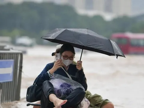 CẬP NHẬT: 54 điểm ngập sâu ở Hà Nội, người dân di chuyển bằng thuyền ở Mỹ Đình